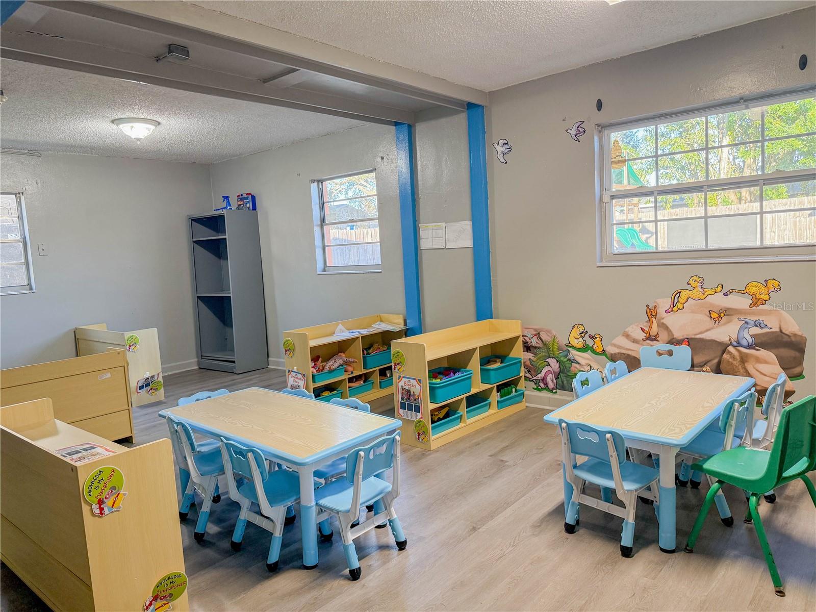 Listing photo id 15 for 4922 84th Street