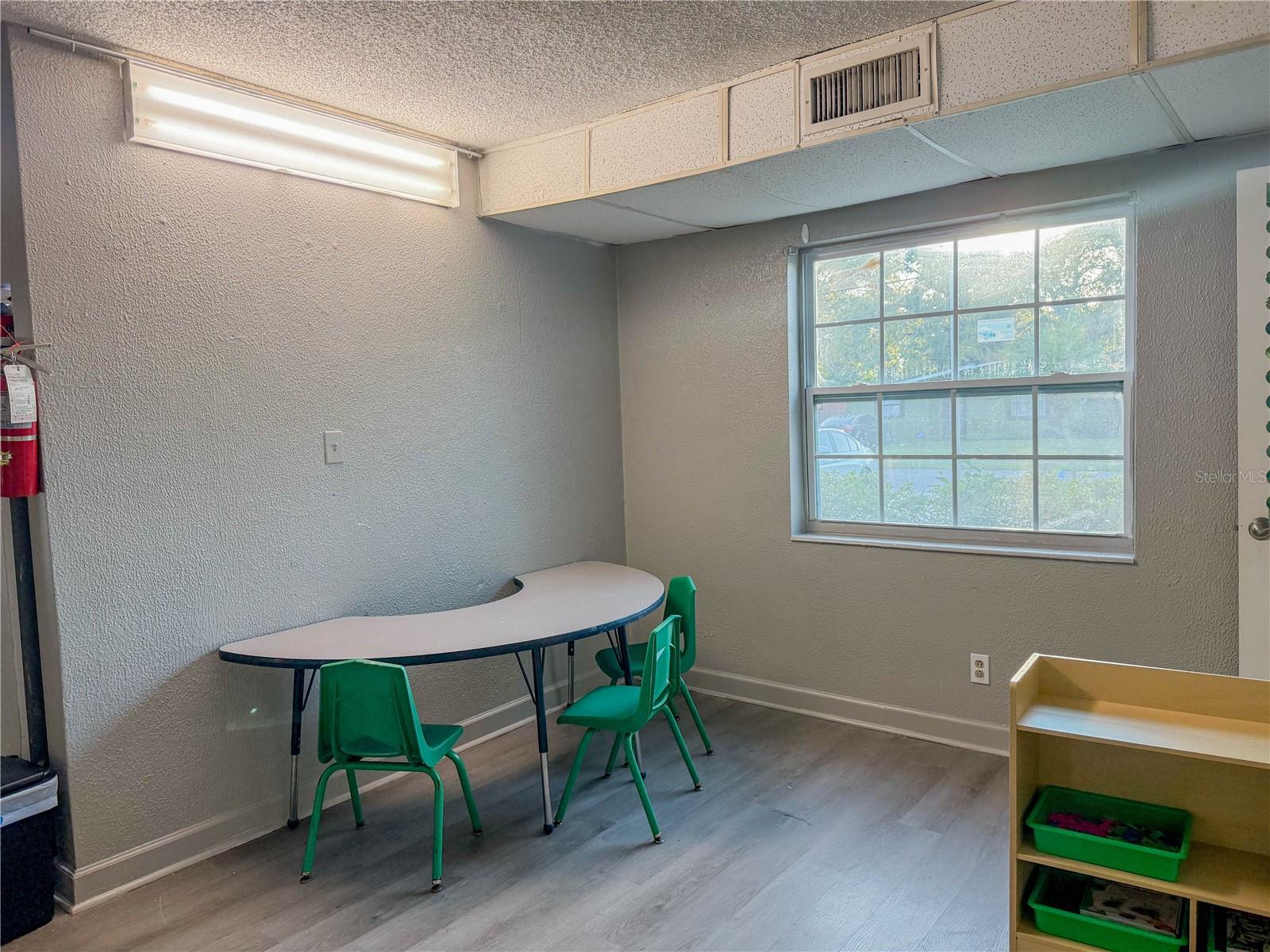Listing photo id 18 for 4922 84th Street