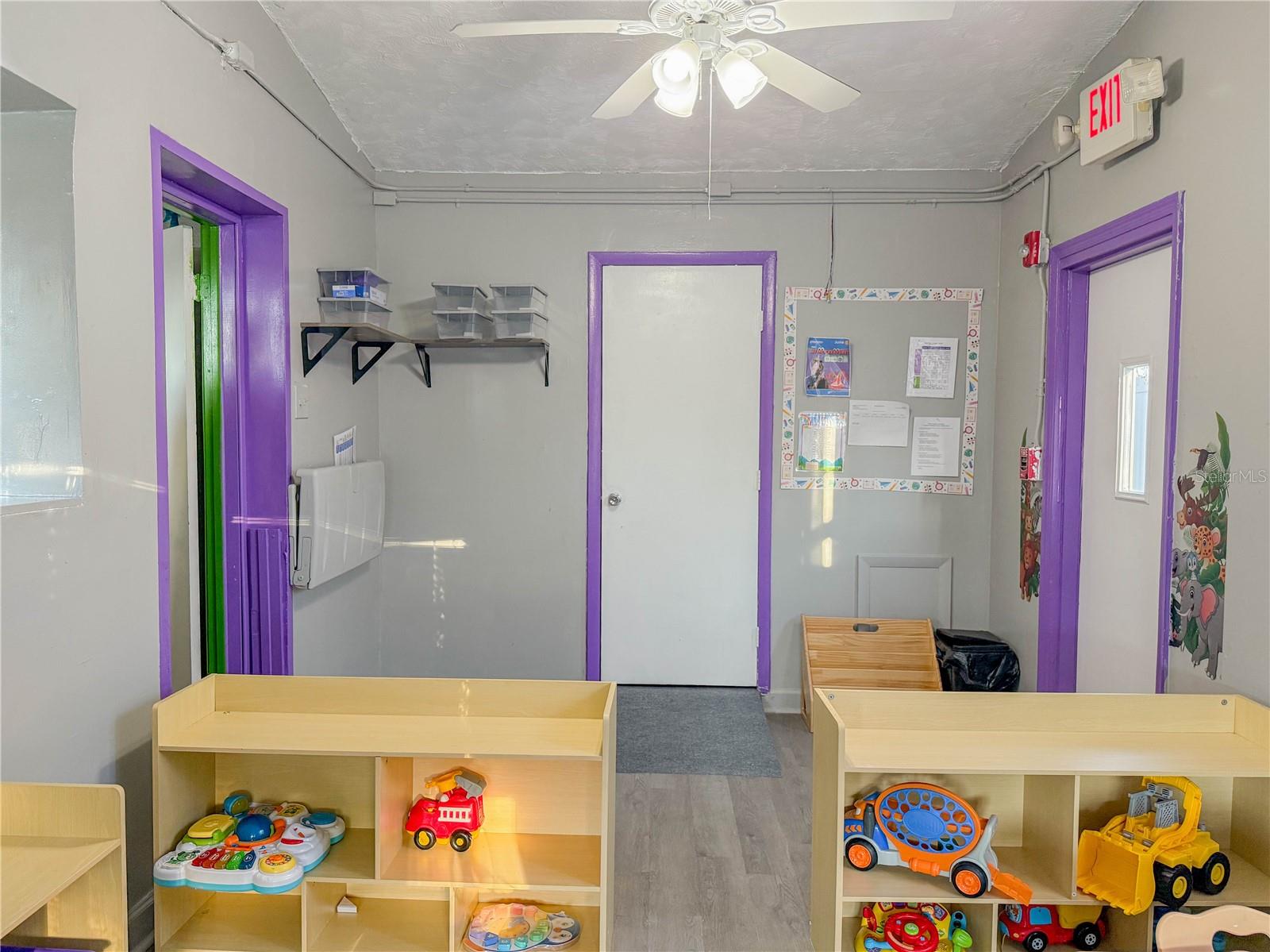 Listing photo id 21 for 4922 84th Street
