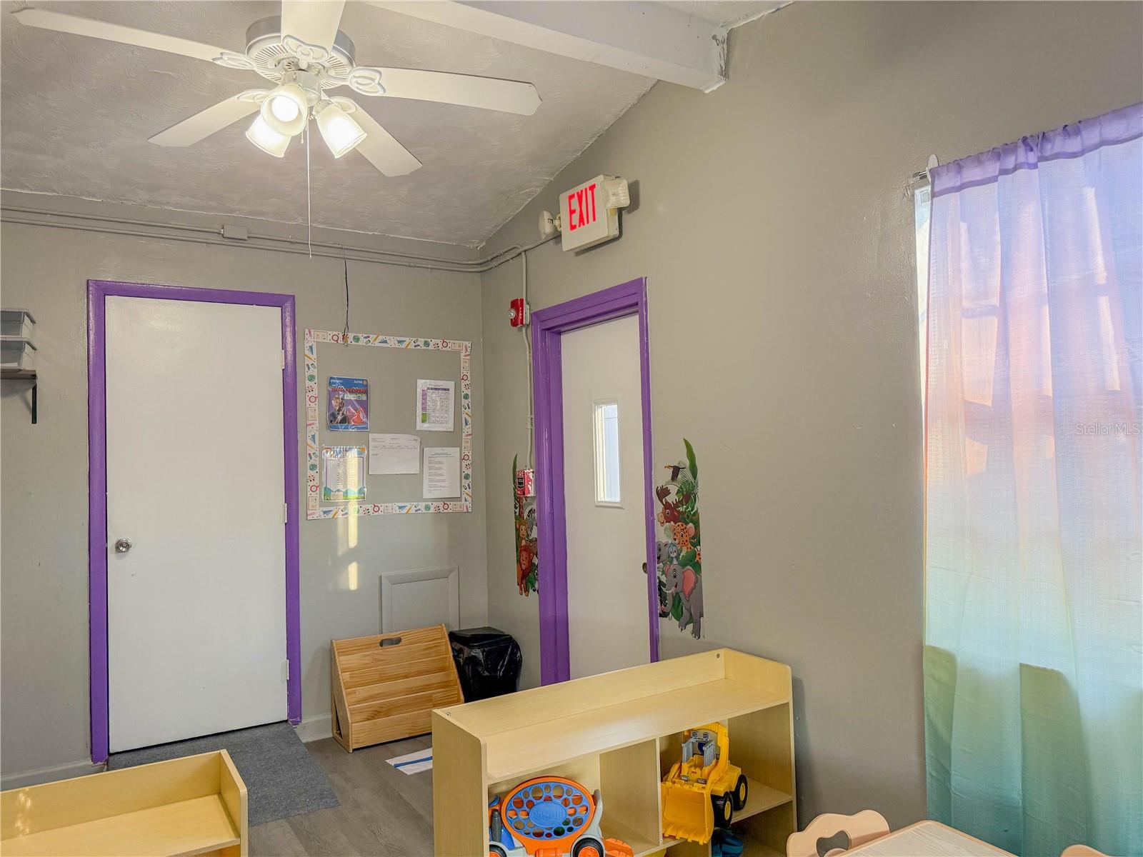 Listing photo id 23 for 4922 84th Street