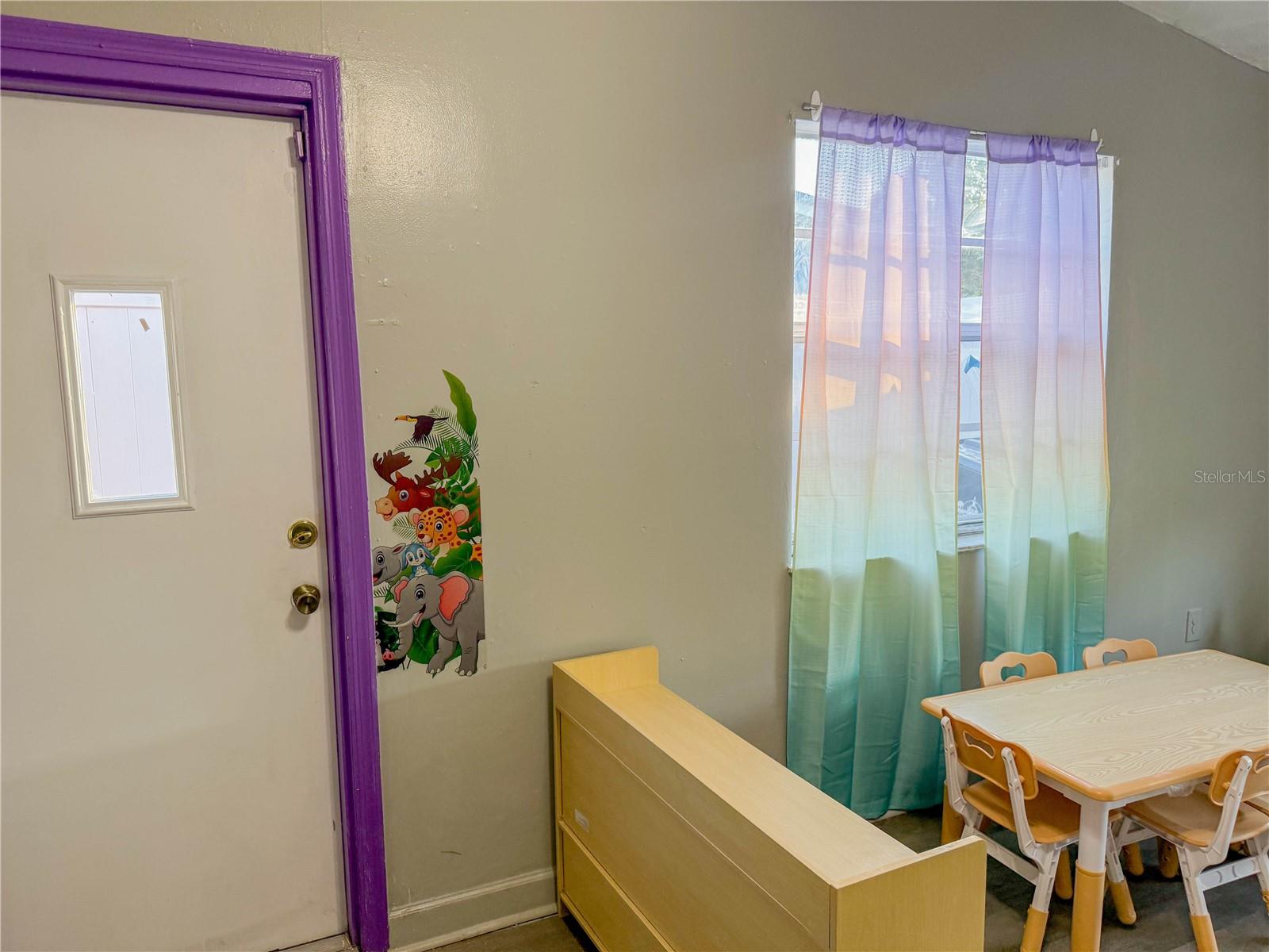 Listing photo id 24 for 4922 84th Street
