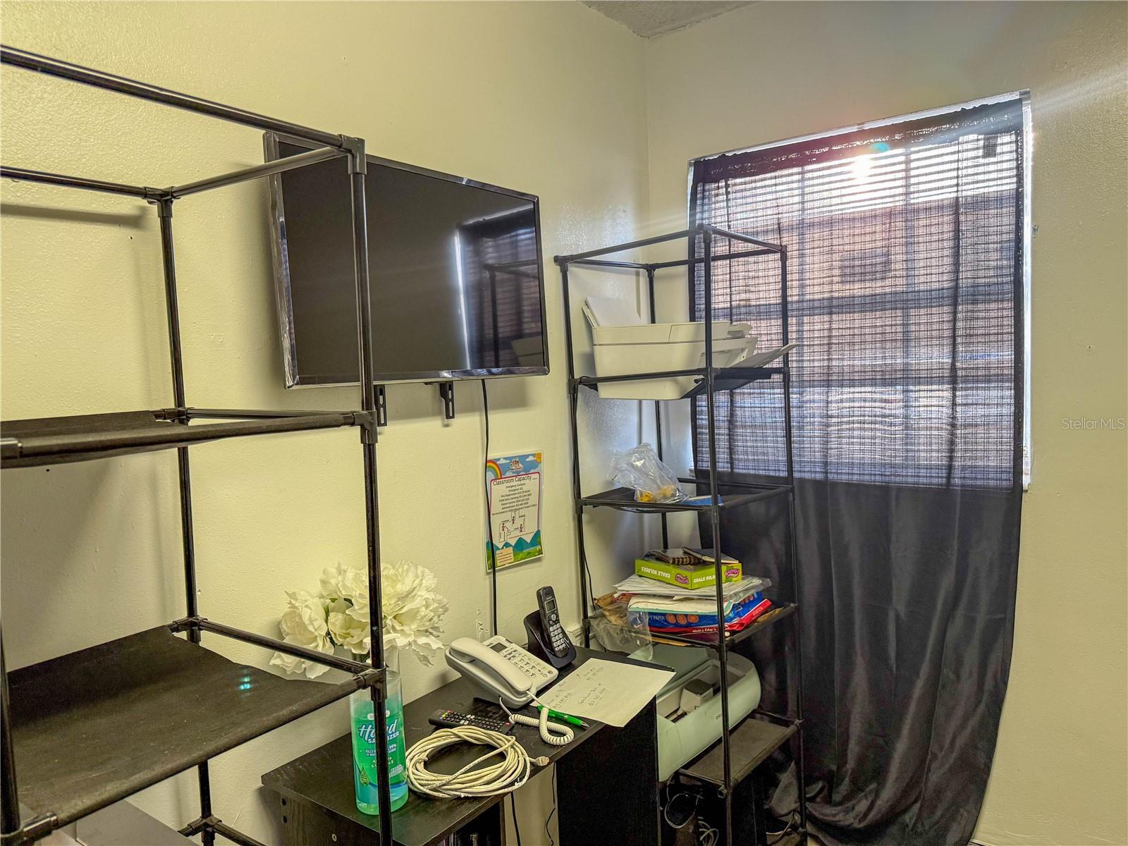 Listing photo id 26 for 4922 84th Street