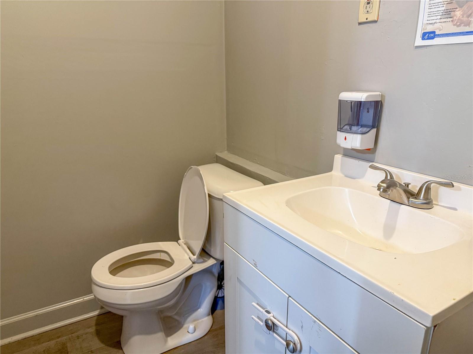 Listing photo id 28 for 4922 84th Street