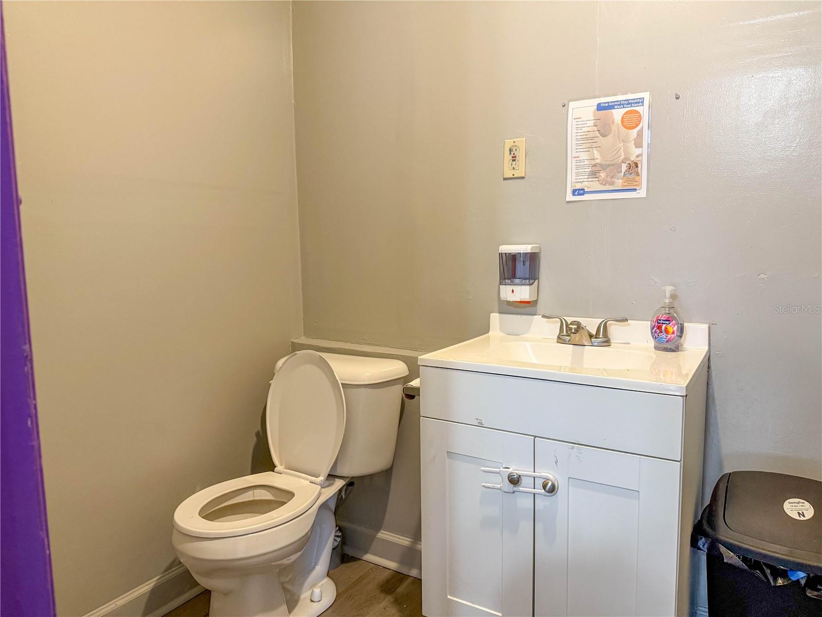 Listing photo id 31 for 4922 84th Street