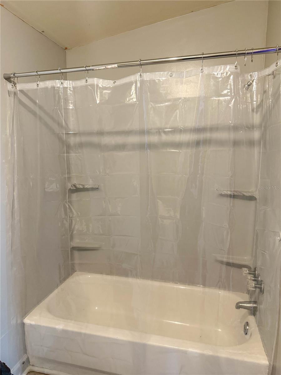Listing photo id 33 for 4922 84th Street