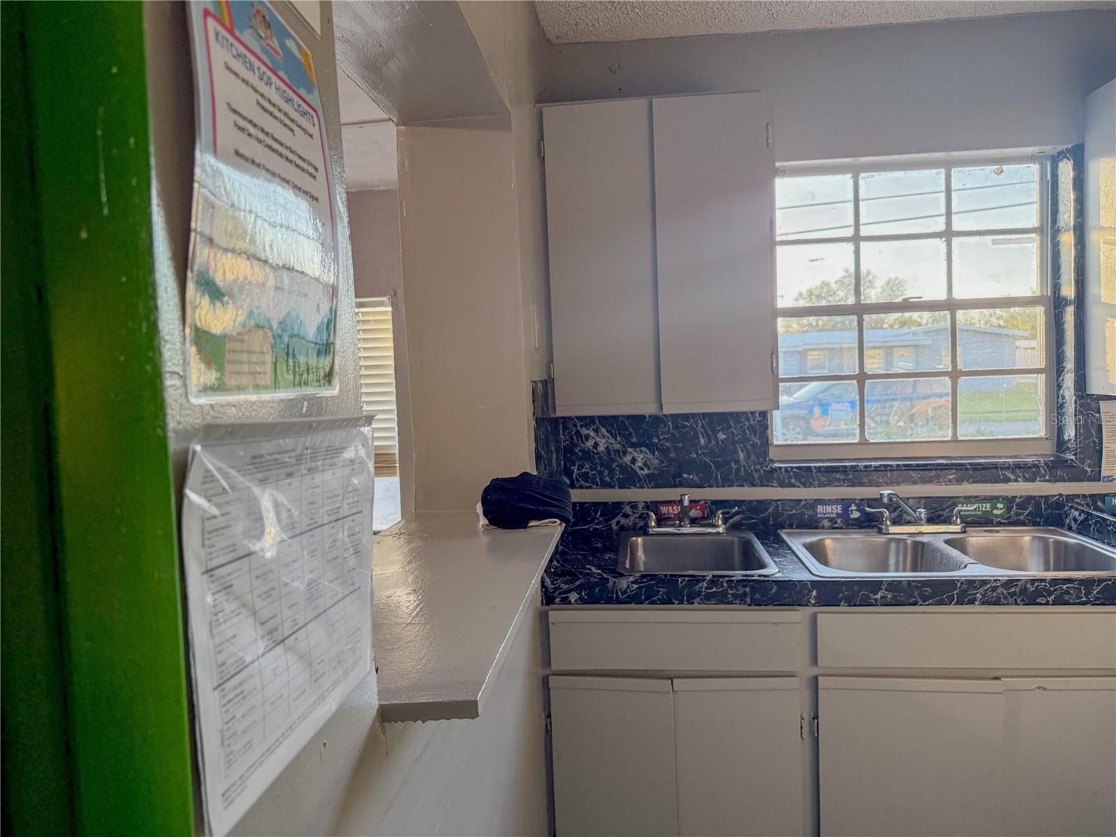 Listing photo id 35 for 4922 84th Street