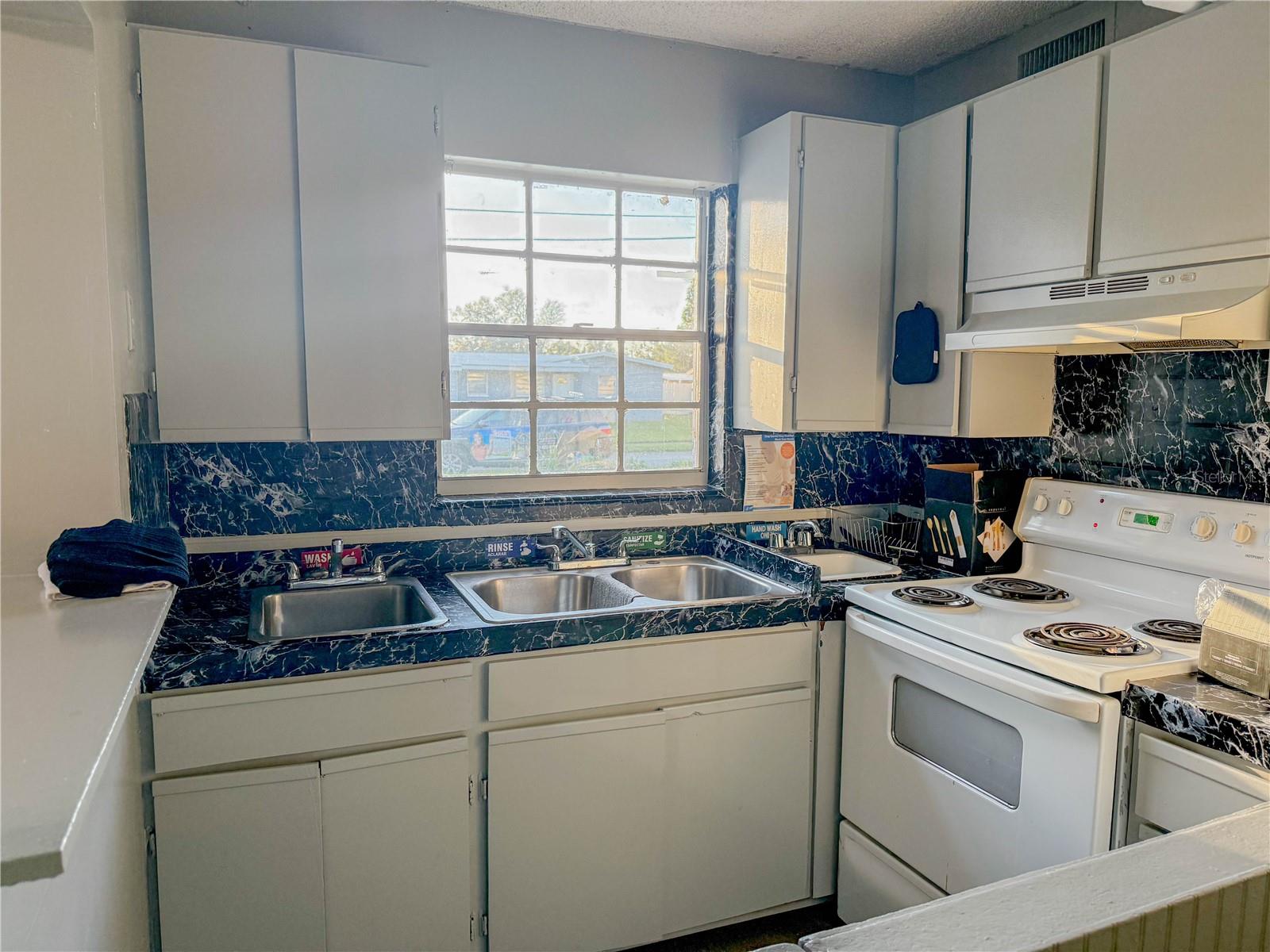 Listing photo id 36 for 4922 84th Street