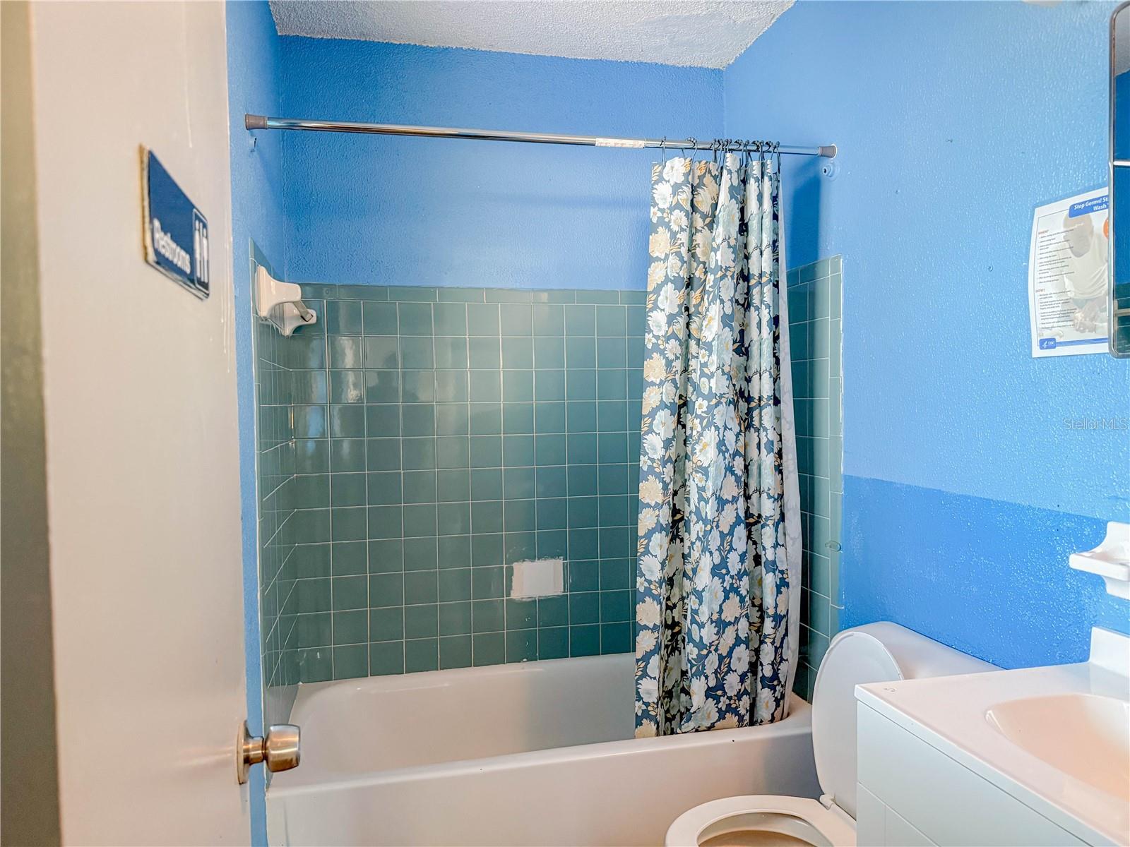 Listing photo id 37 for 4922 84th Street