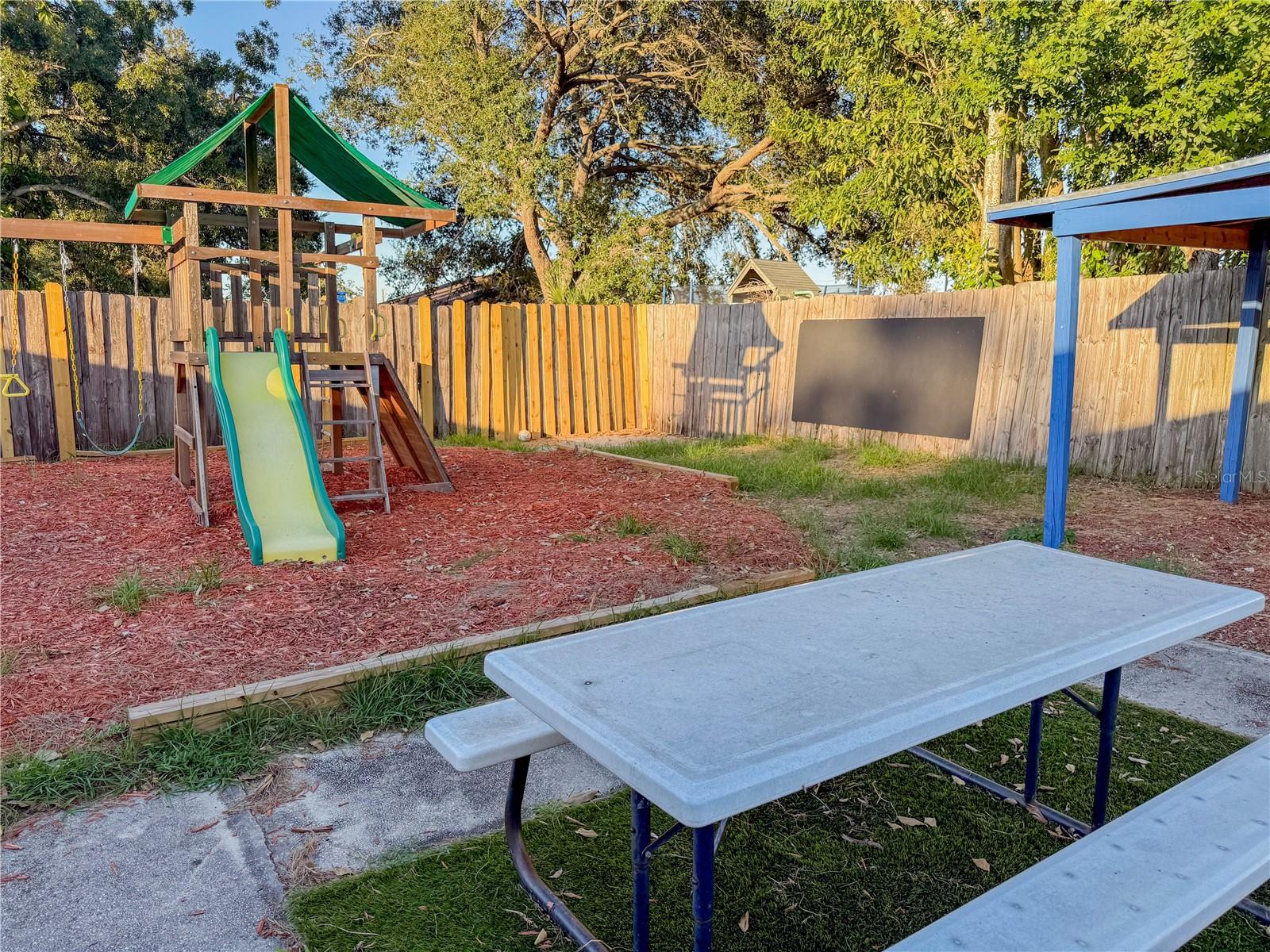 Listing photo id 2 for 4922 84th Street