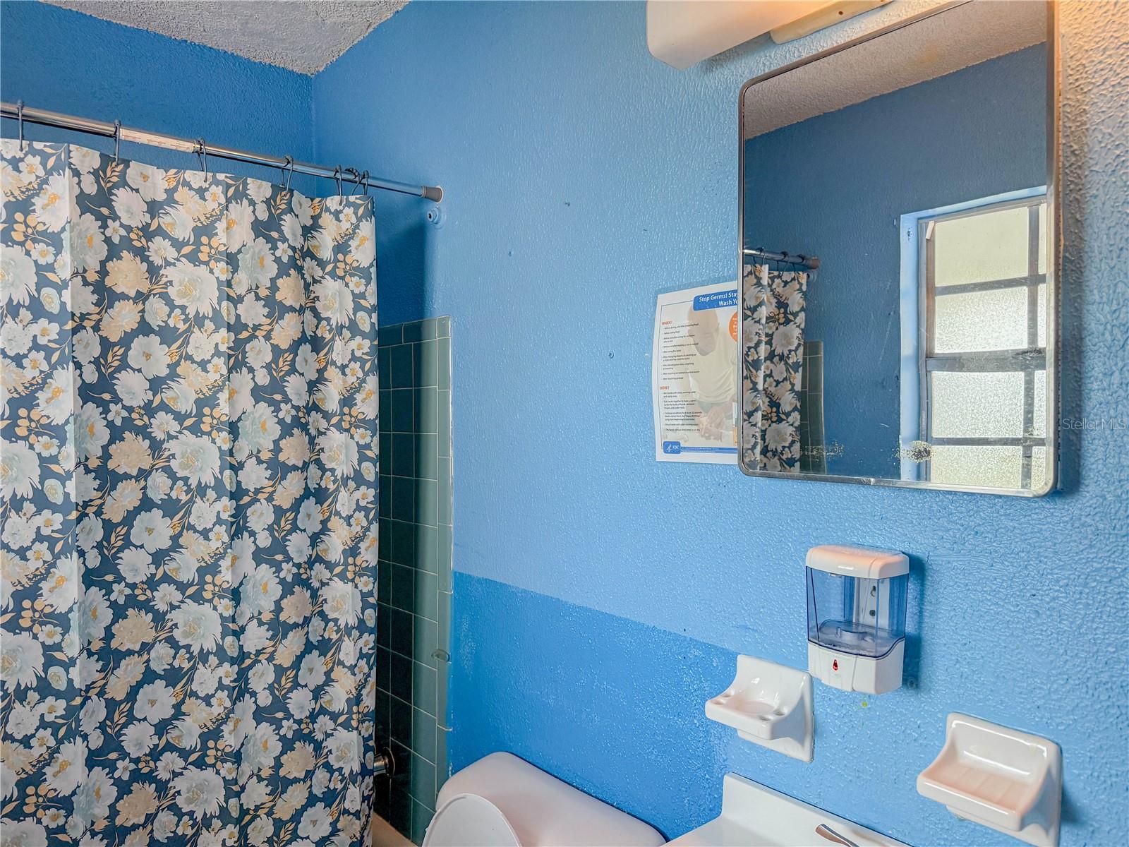 Listing photo id 38 for 4922 84th Street