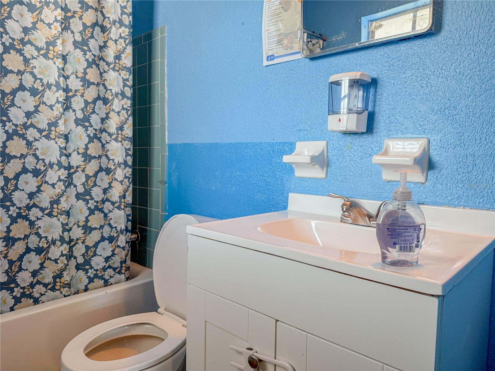 Listing photo id 39 for 4922 84th Street