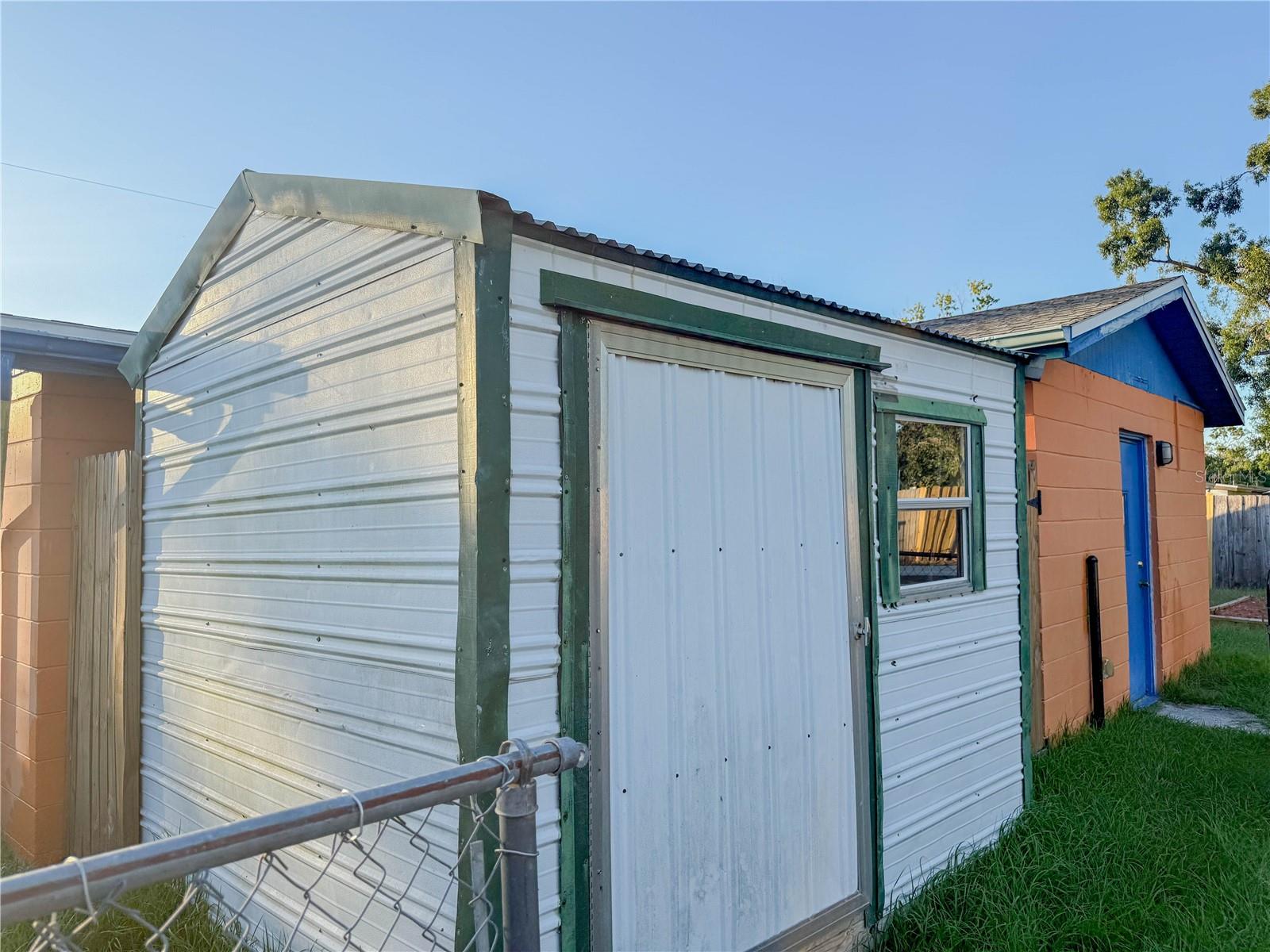 Listing photo id 41 for 4922 84th Street