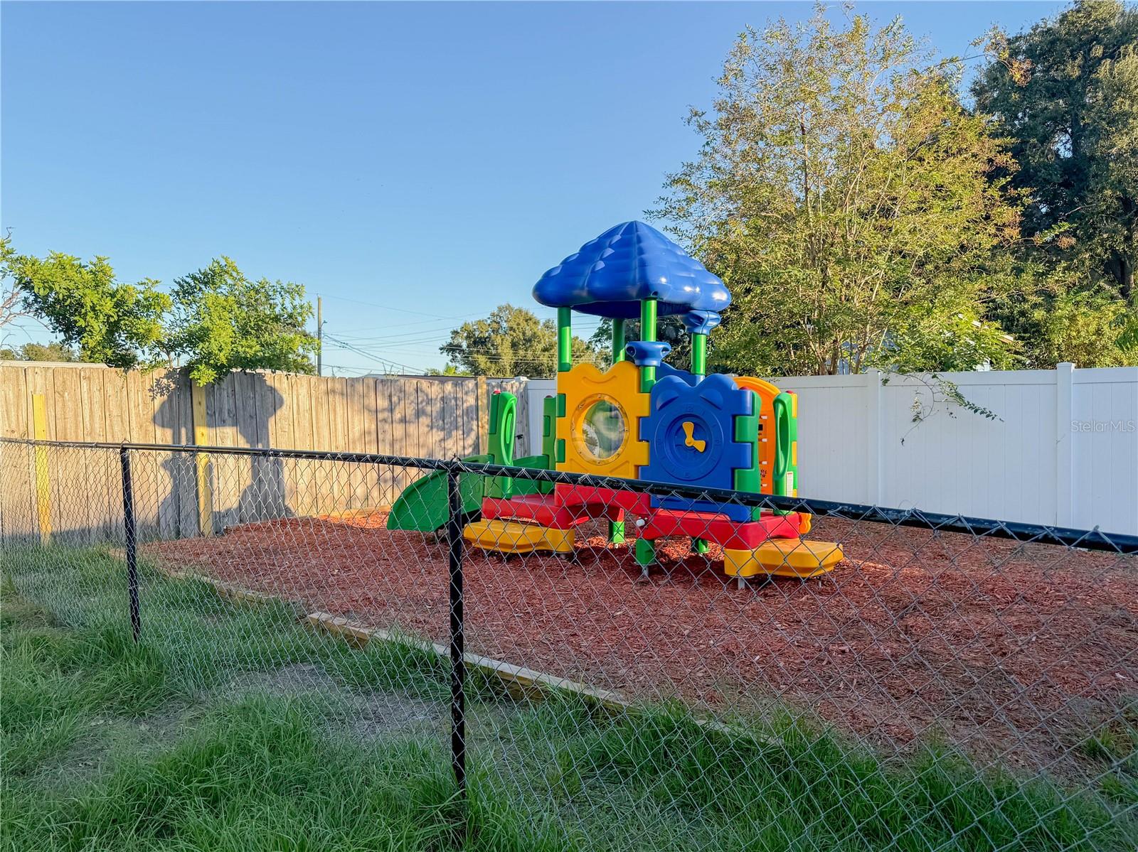 Listing photo id 3 for 4922 84th Street
