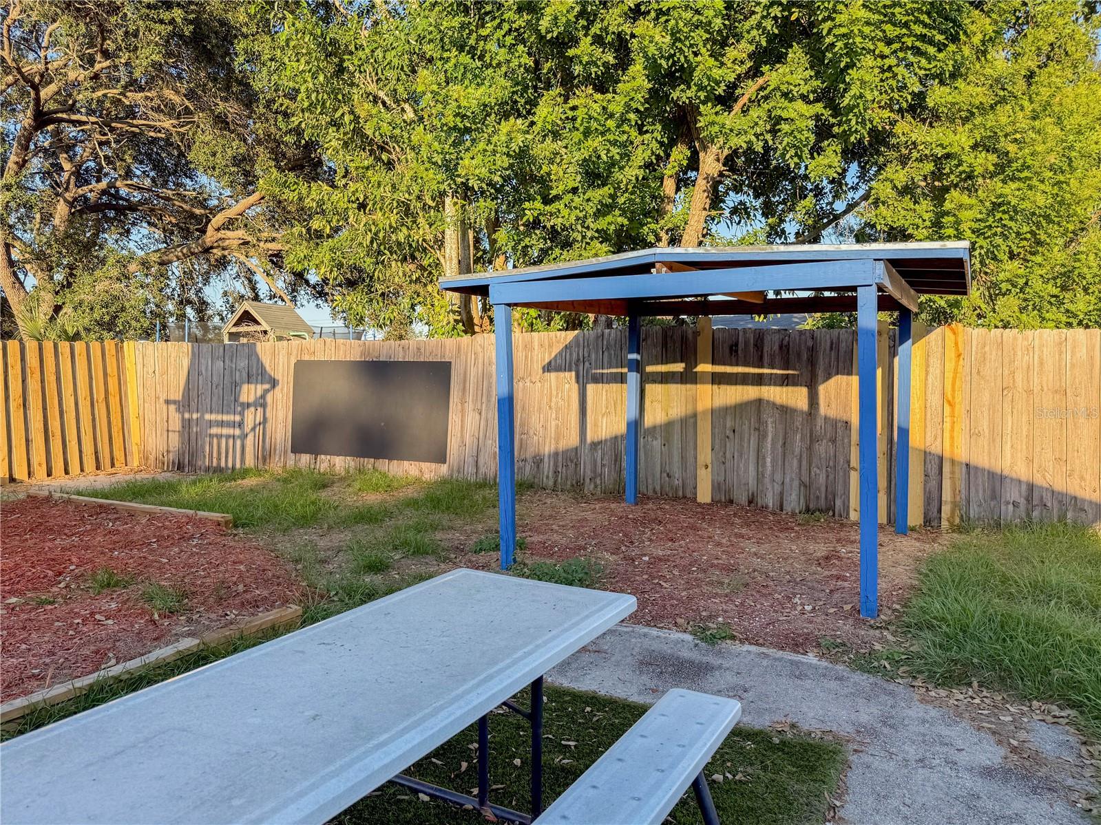 Listing photo id 4 for 4922 84th Street