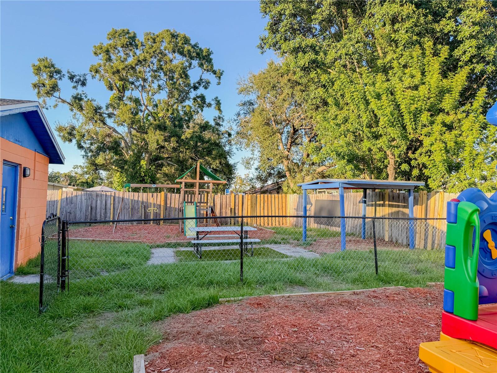 Listing photo id 5 for 4922 84th Street