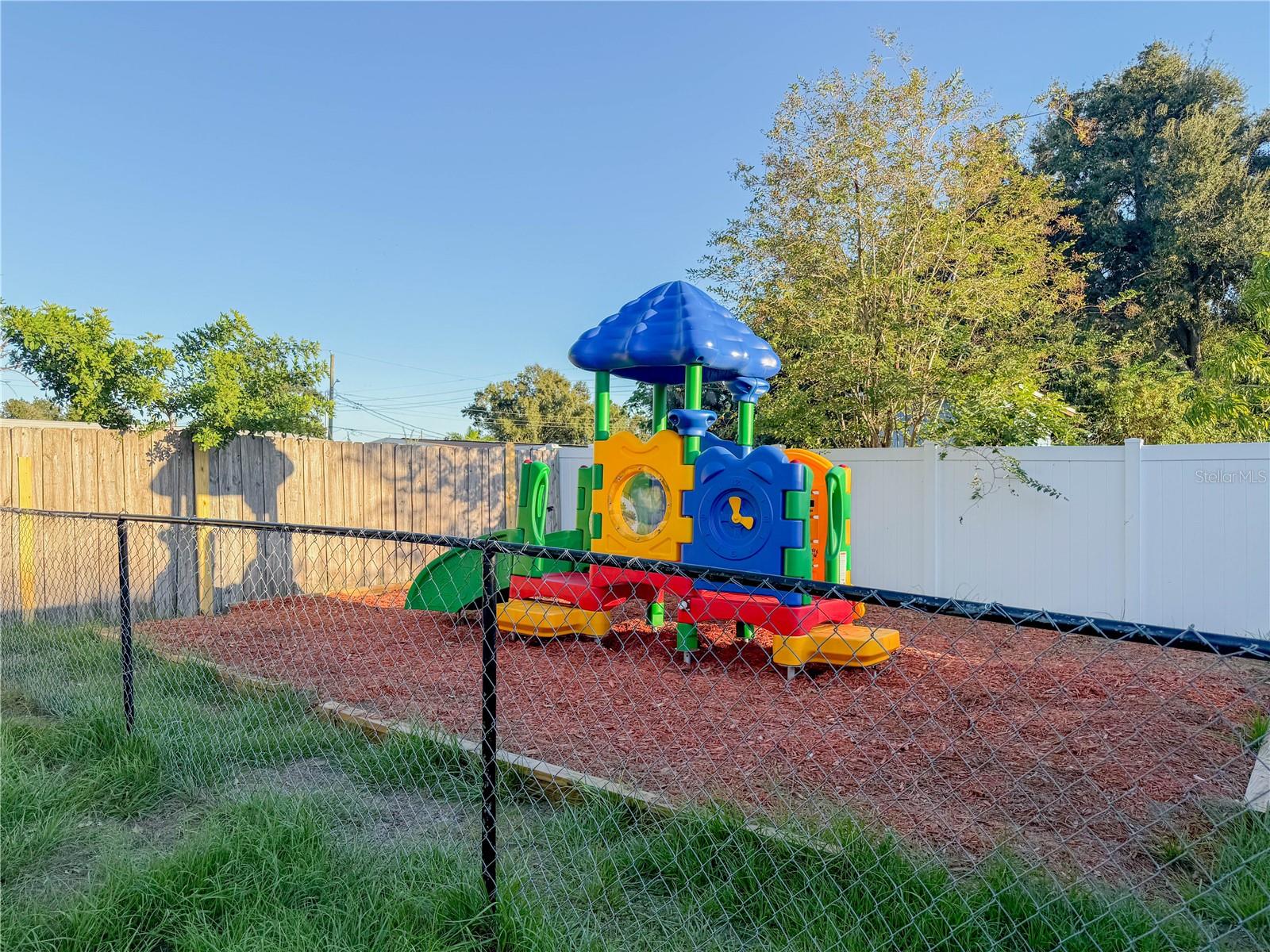 Listing photo id 7 for 4922 84th Street