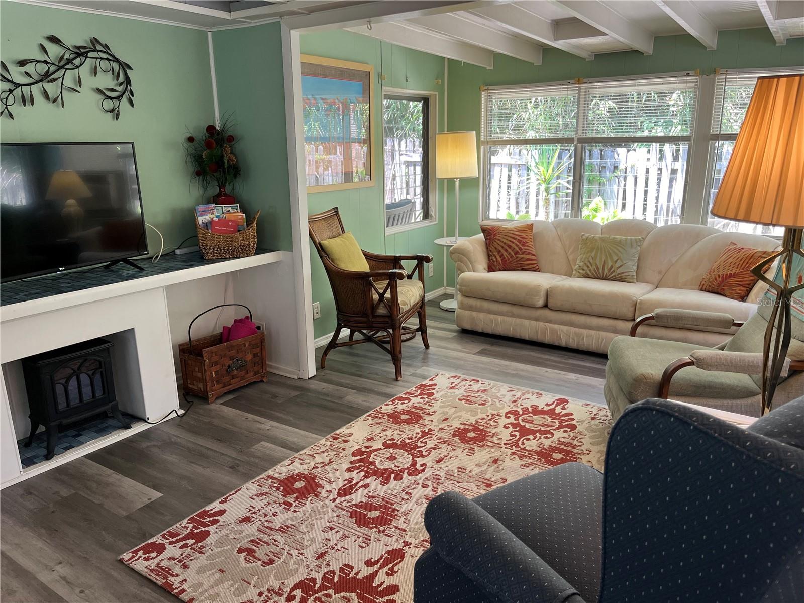 Image 17 of 52 For 604 Hillsborough Street 30