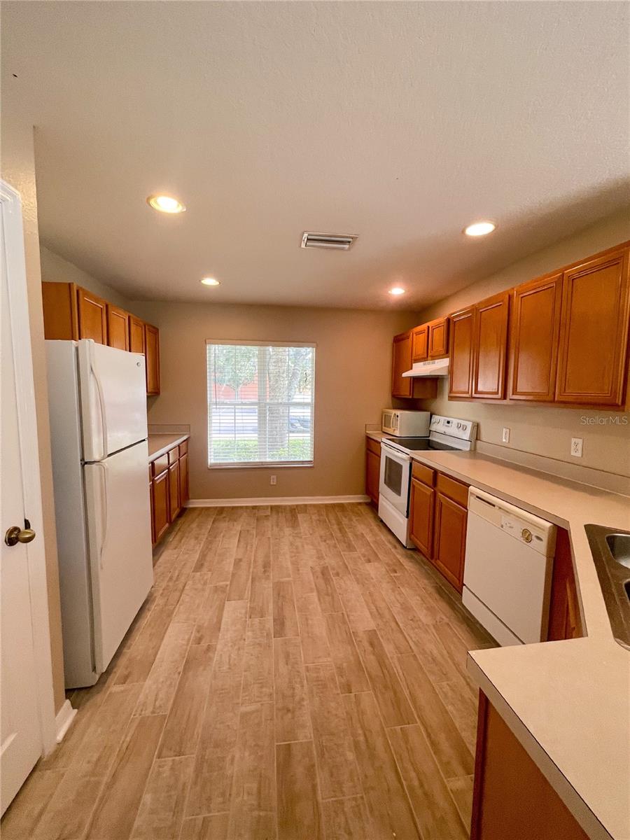 Image 4 of 22 For 10840 Johanna Avenue
