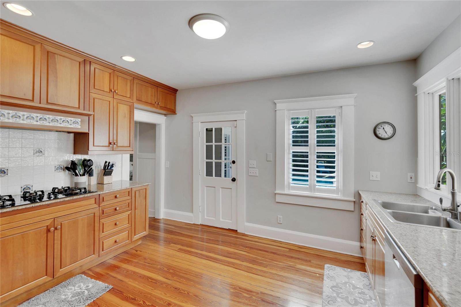 Image 18 of 65 For 3006 Harbor View Avenue