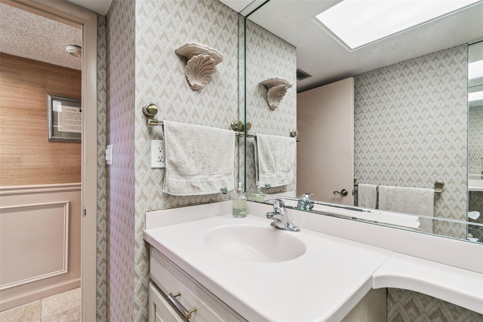 Image 22 of 72 For 17920 Gulf Boulevard 903