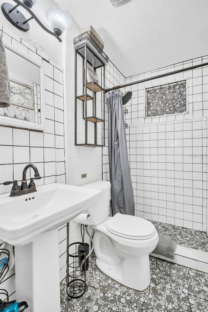 Image 21 of 41 For 1022 10th Avenue N