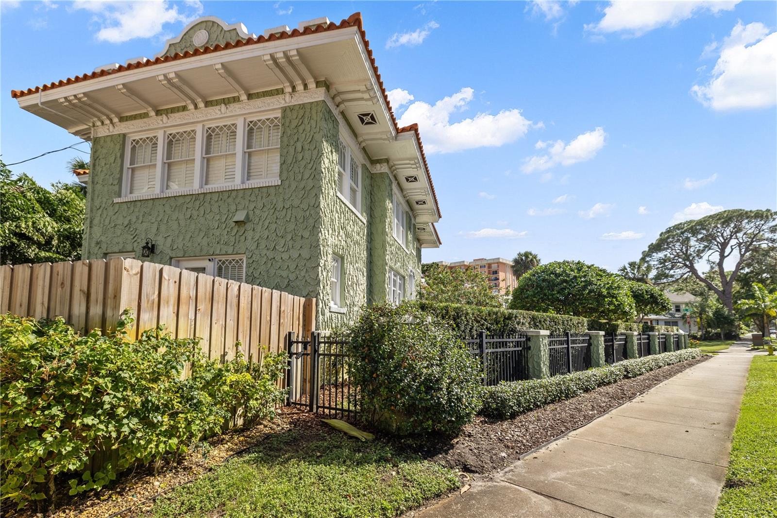 Image 21 of 44 For 1311 Beach Drive Ne