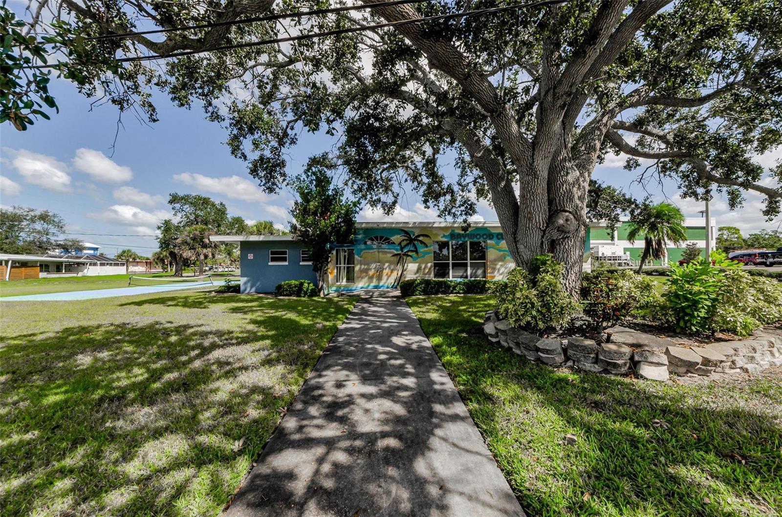 Image 10 of 21 For 596 Baywood Drive N