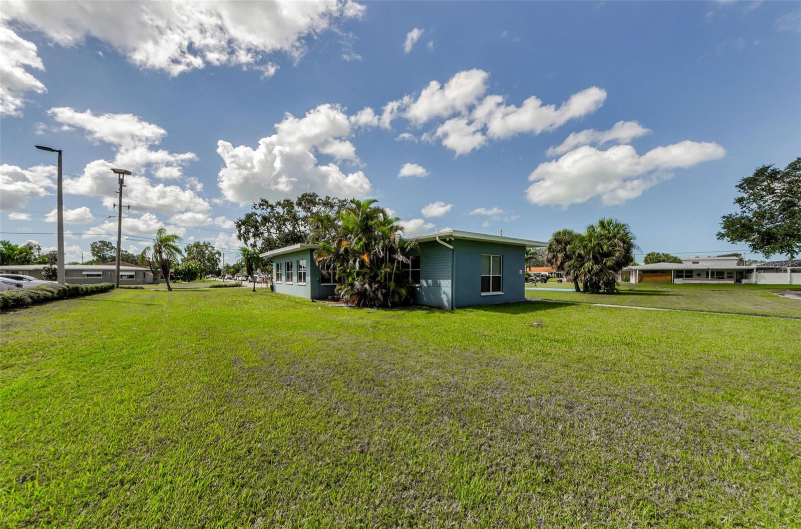 Image 18 of 21 For 596 Baywood Drive N