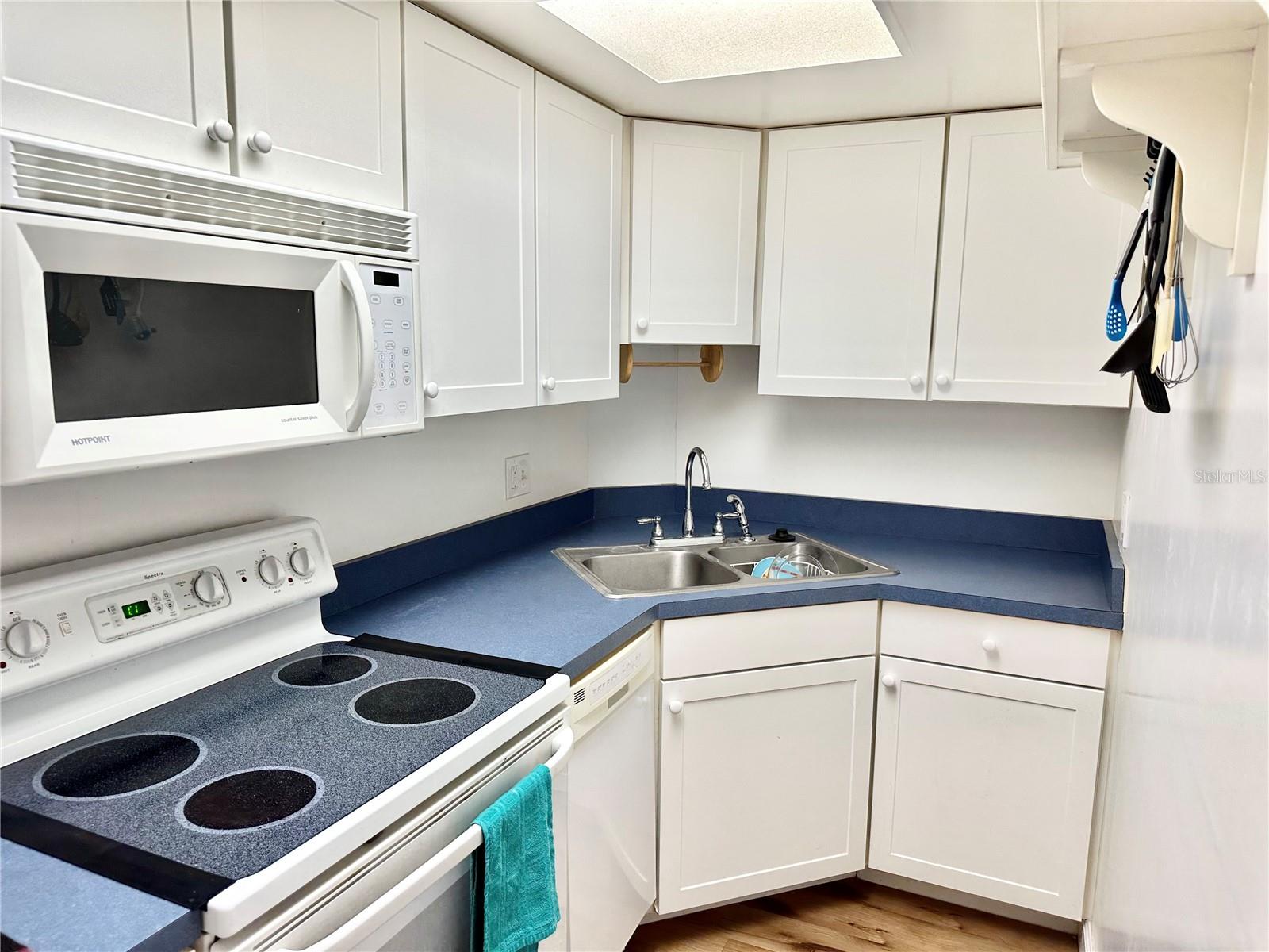 Image 13 of 36 For 100 Waverly Way 302