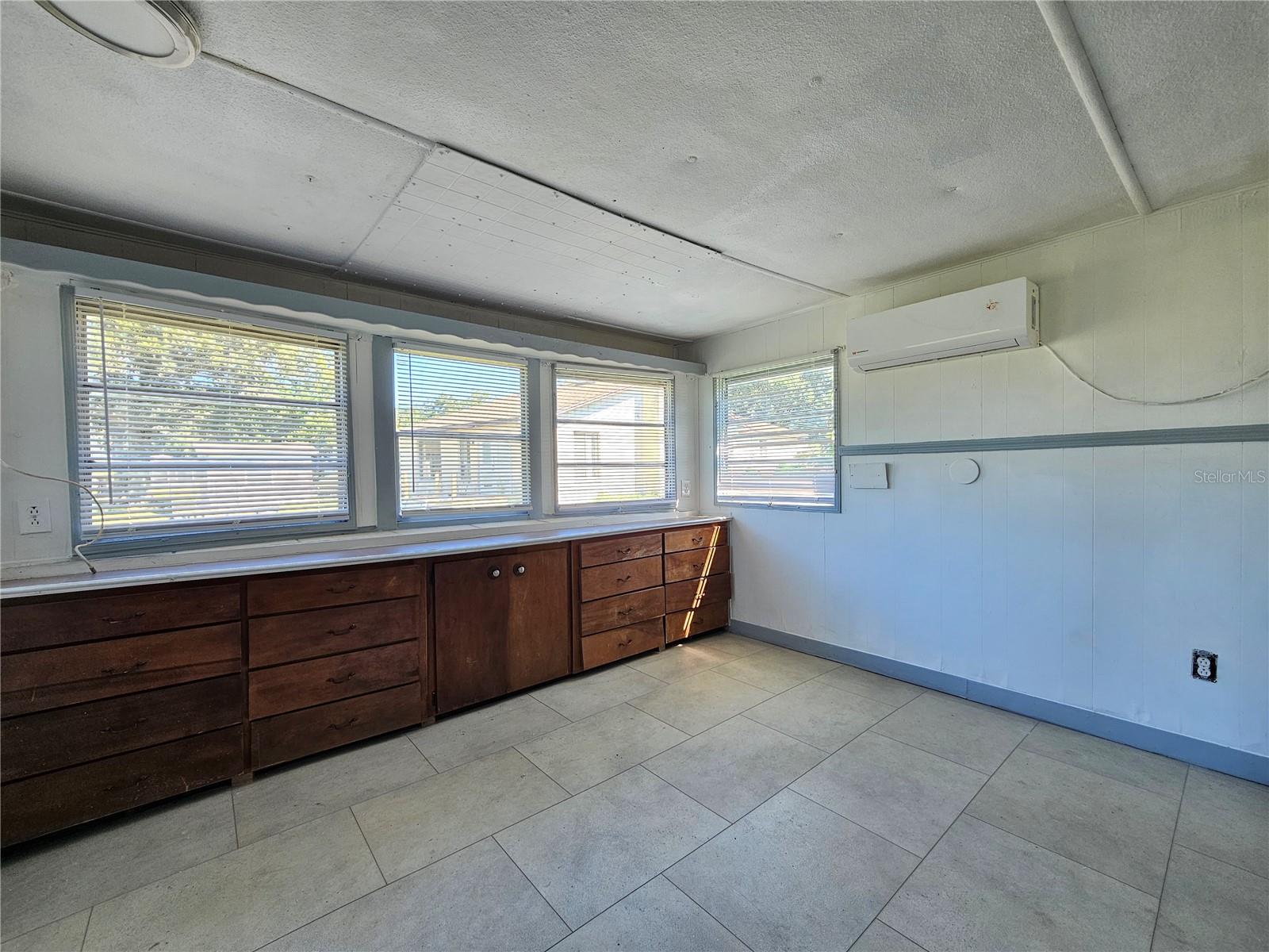 Image 16 of 26 For 503 Longfellow Boulevard 8