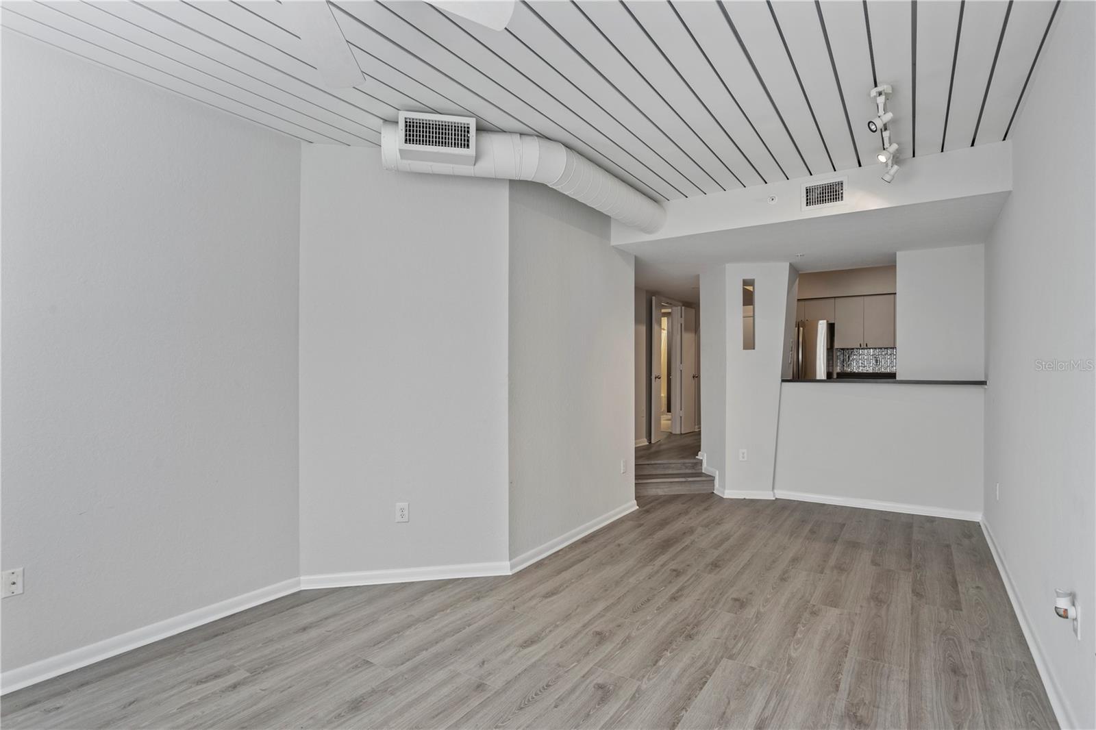 Image 12 of 21 For 2411 Horatio Street 522