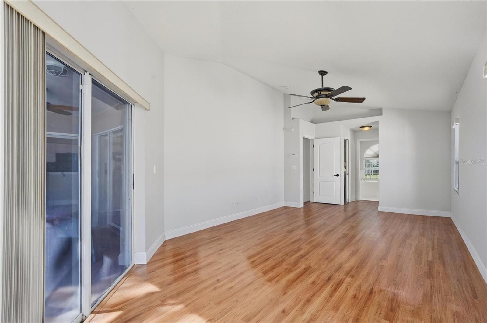 Listing photo id 8 for 2213 Towering Oaks Circle