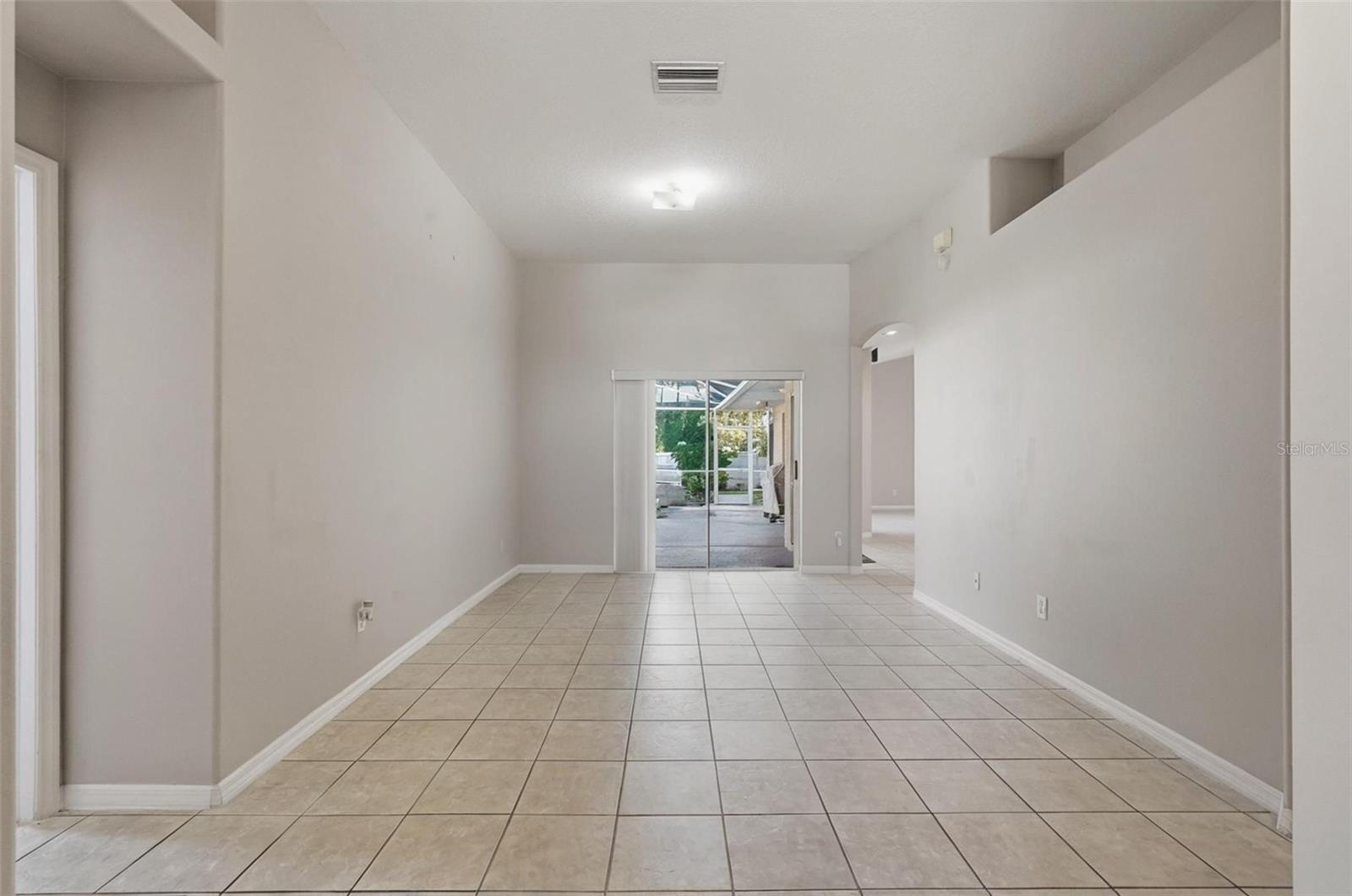 Listing photo id 3 for 2213 Towering Oaks Circle