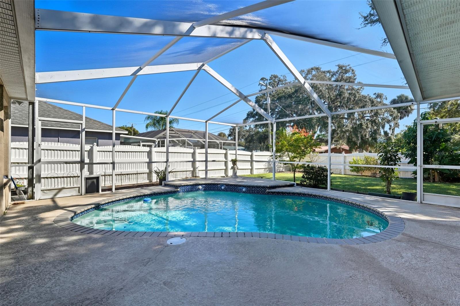 Listing photo id 49 for 2213 Towering Oaks Circle