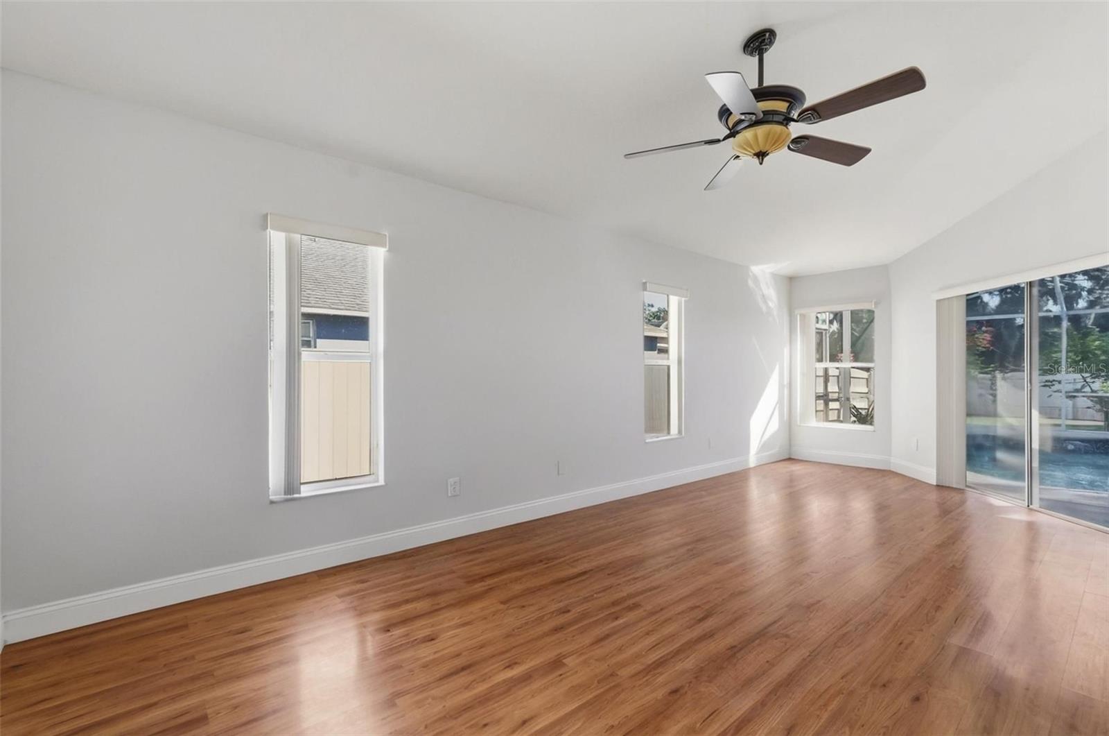 Listing photo id 5 for 2213 Towering Oaks Circle