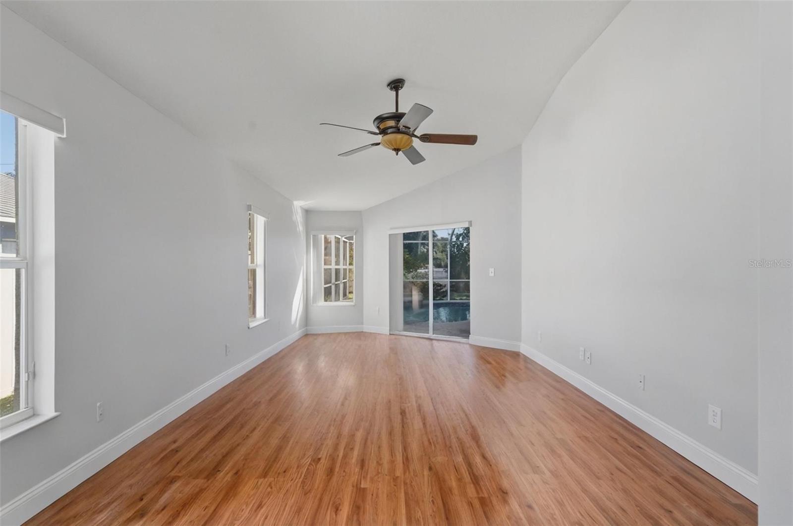 Listing photo id 7 for 2213 Towering Oaks Circle
