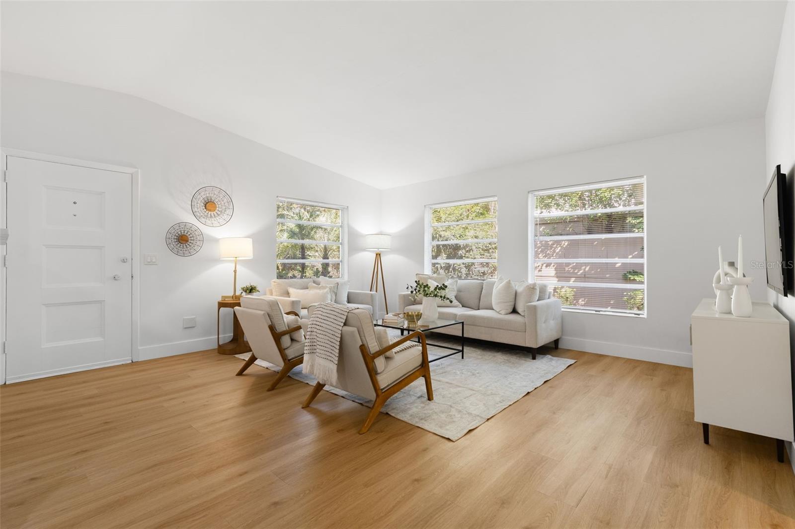 Image 4 of 29 For 145 Velma Drive W