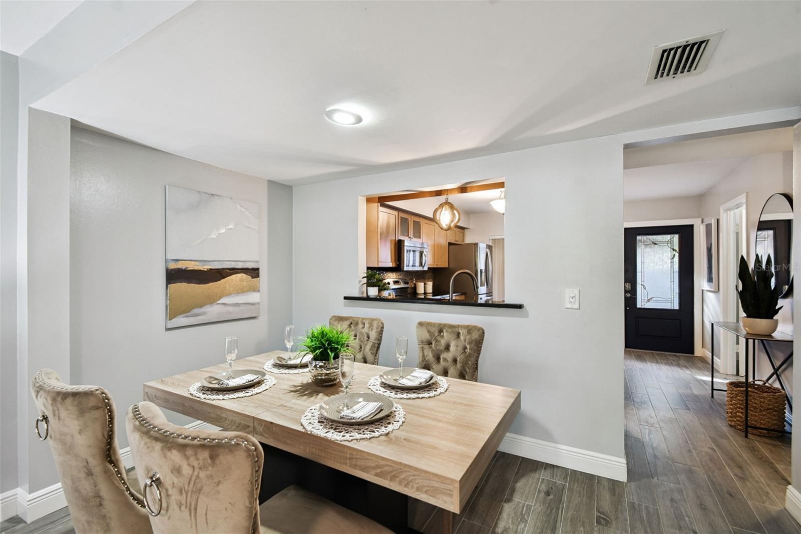 Listing photo id 8 for 2553 Maryland Avenue