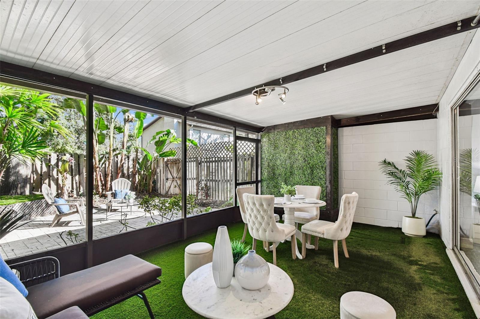 Listing photo id 14 for 2553 Maryland Avenue