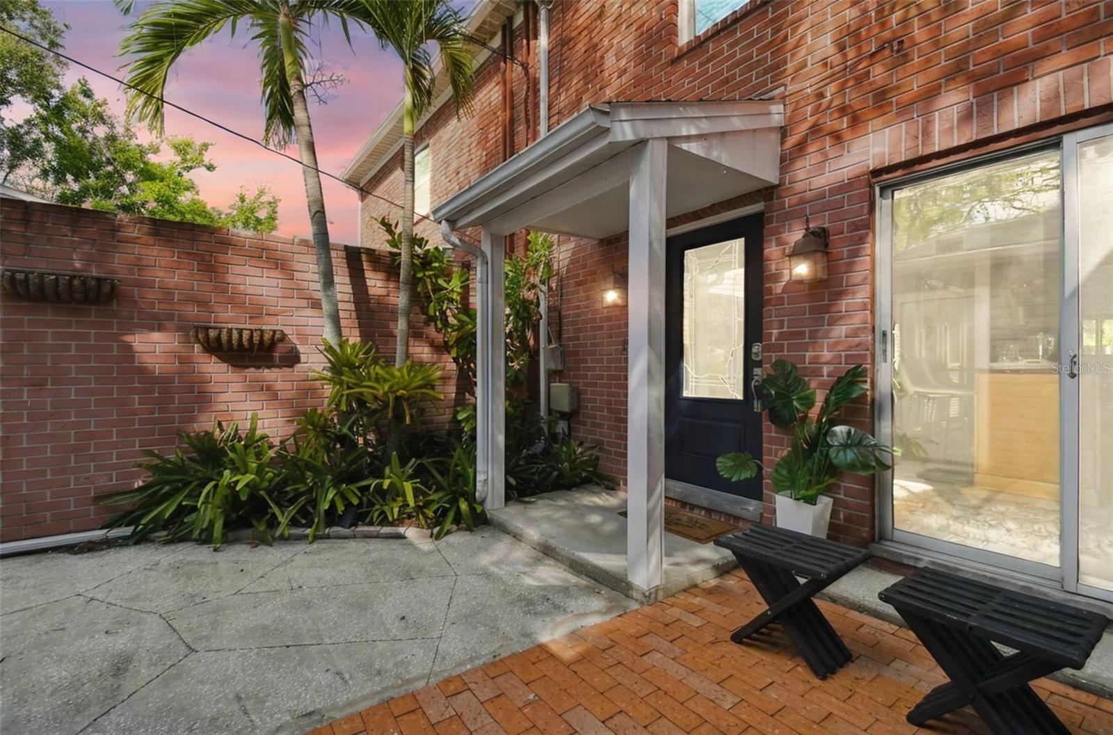 Listing photo id 0 for 2553 Maryland Avenue