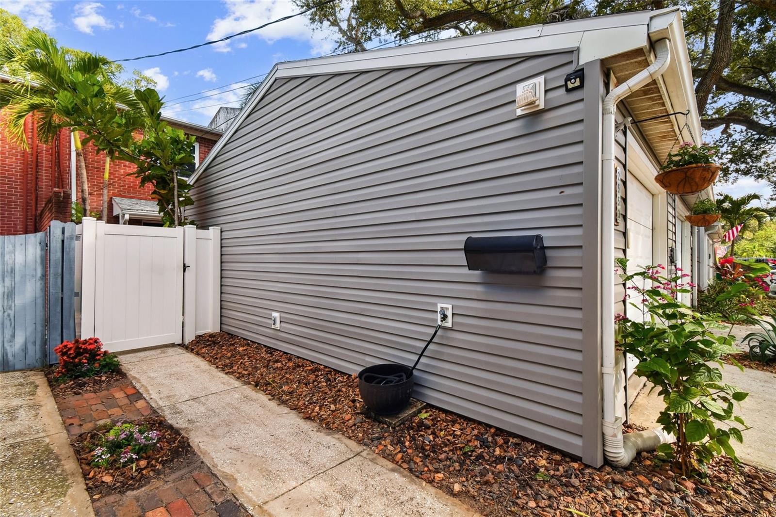 Listing photo id 1 for 2553 Maryland Avenue
