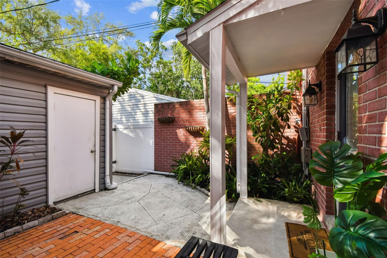 Listing photo id 2 for 2553 Maryland Avenue