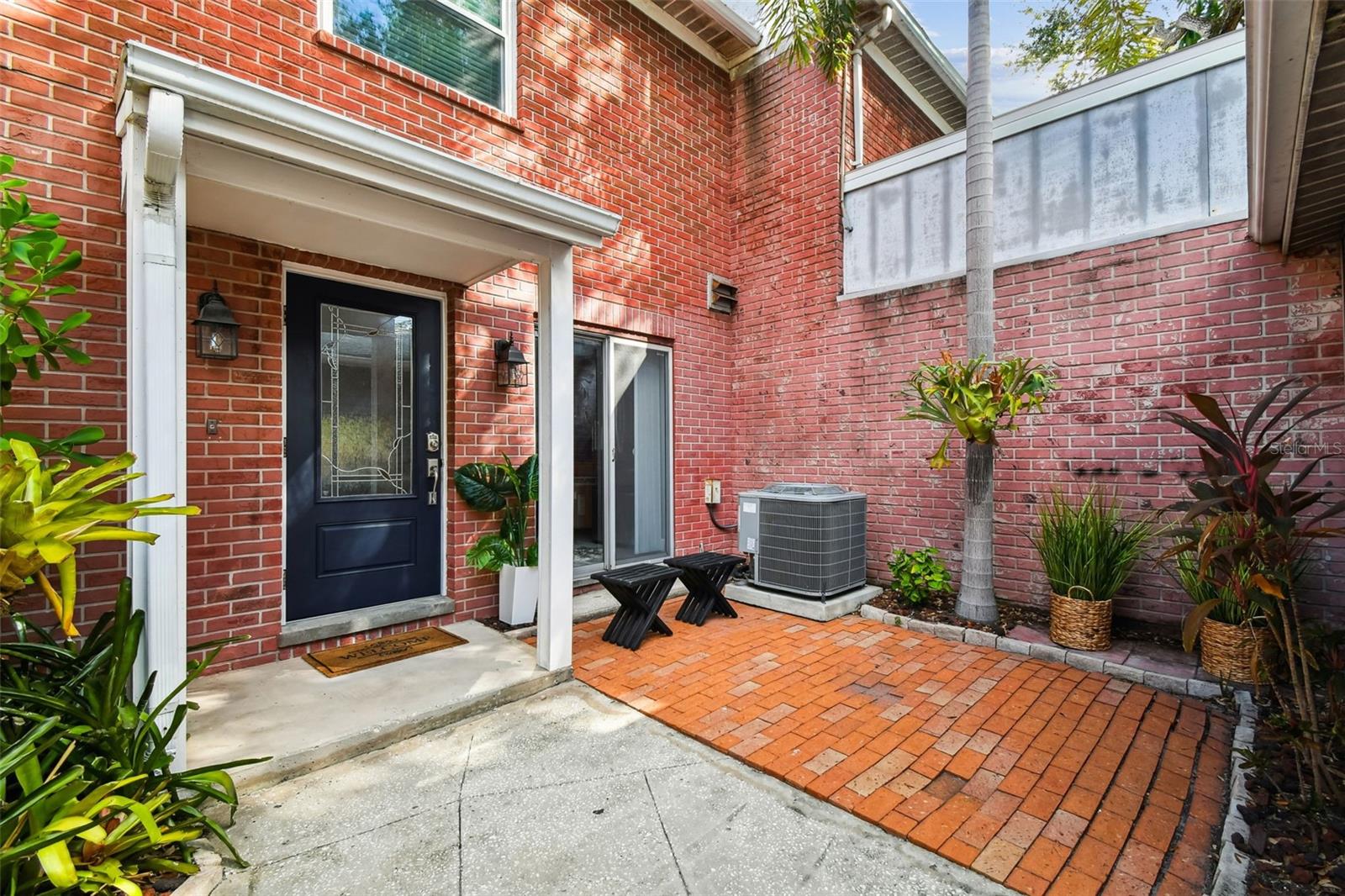 Listing photo id 3 for 2553 Maryland Avenue