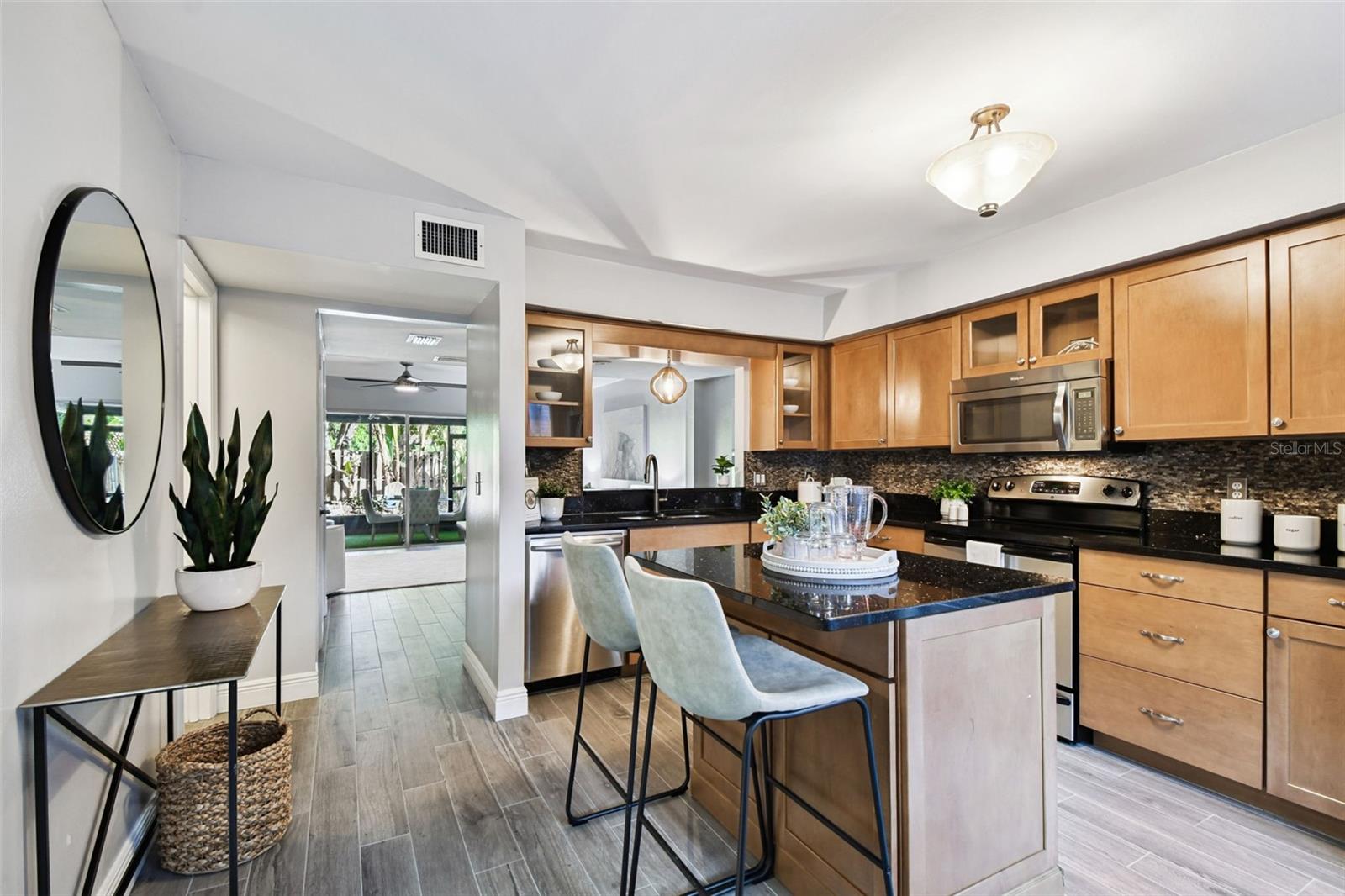 Listing photo id 4 for 2553 Maryland Avenue