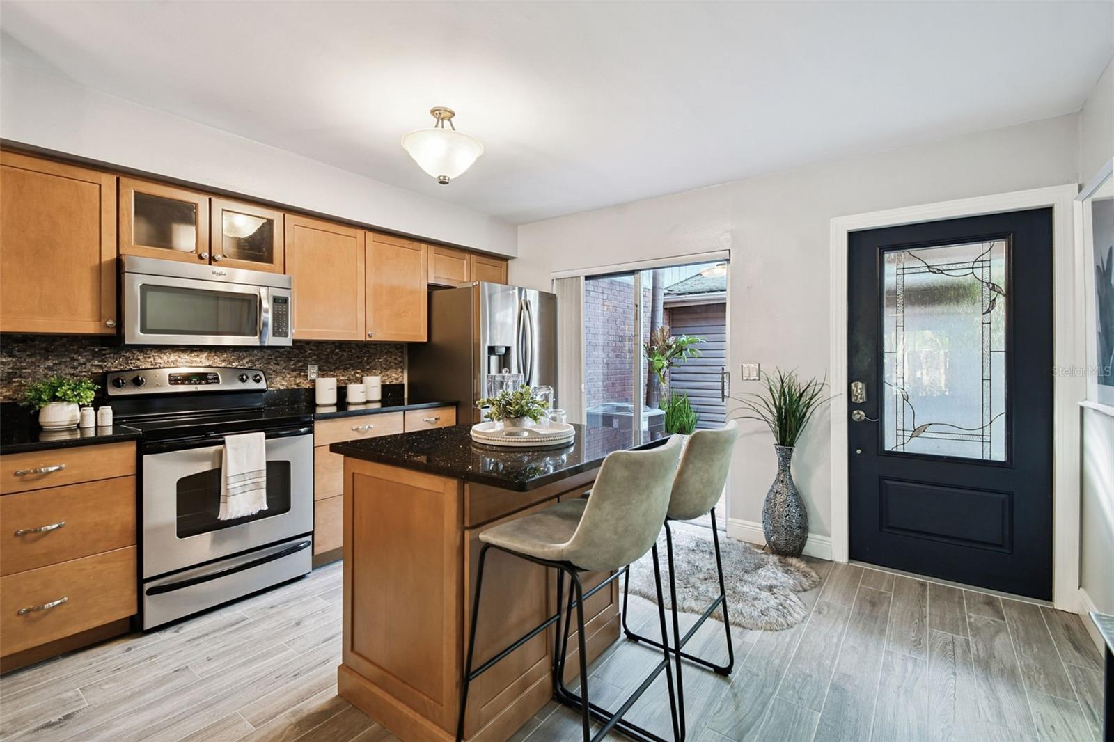 Listing photo id 5 for 2553 Maryland Avenue