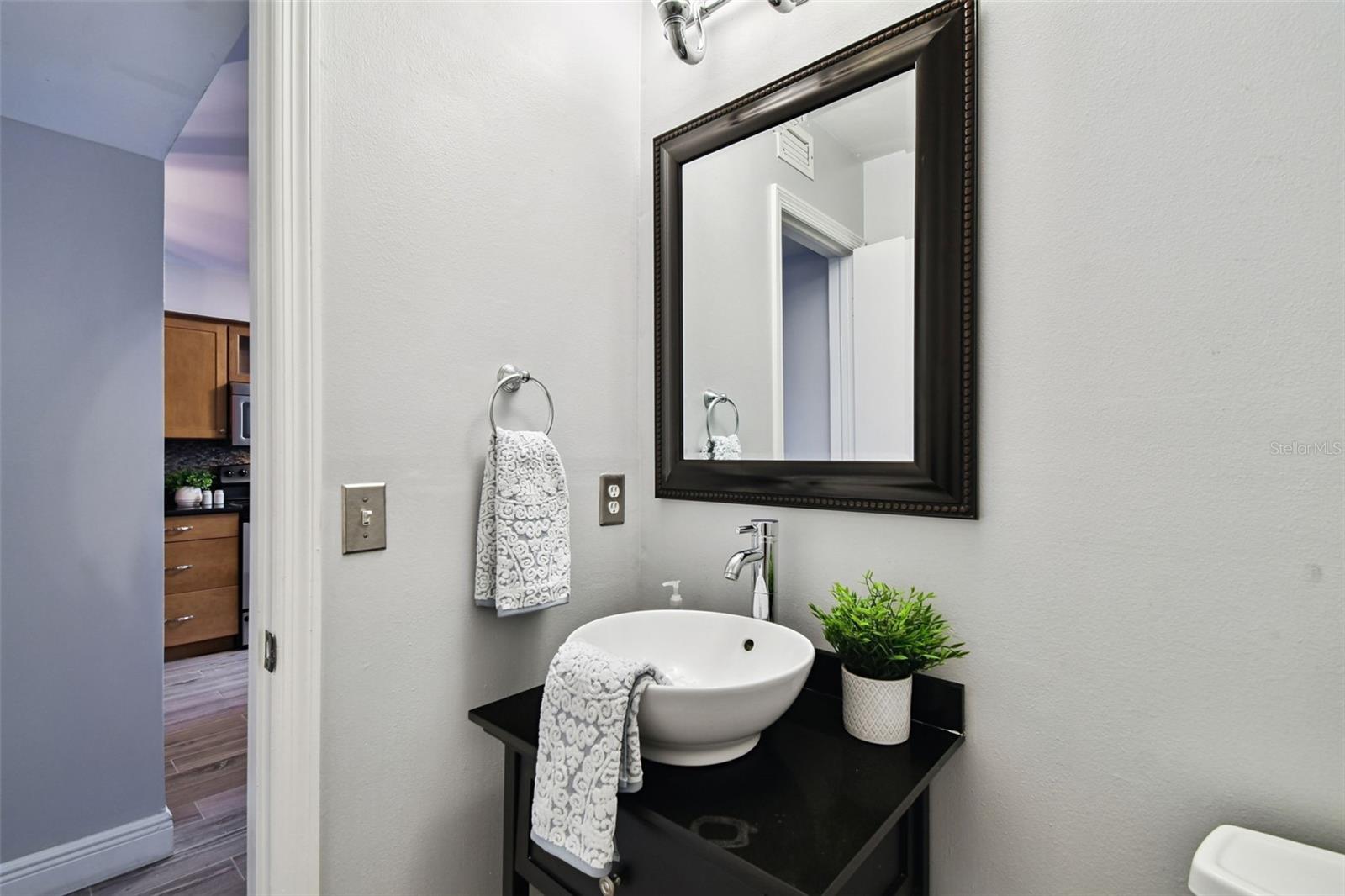 Listing photo id 6 for 2553 Maryland Avenue