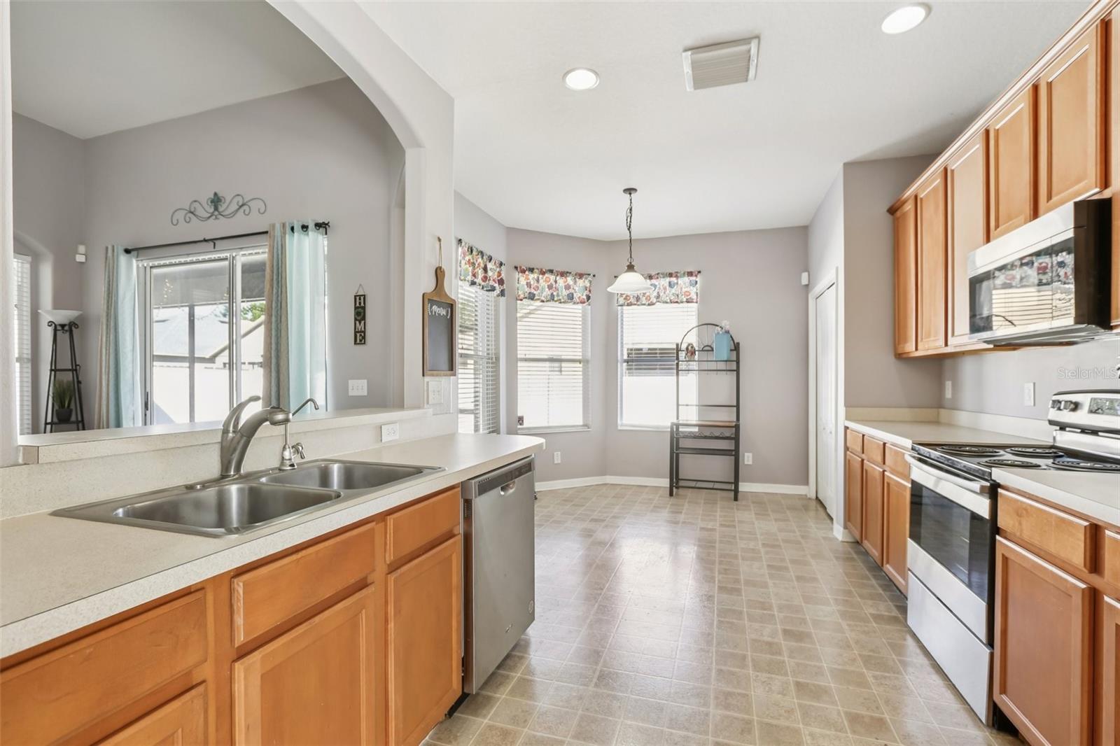 Listing photo id 1 for 7924 Moccasin Trail Drive