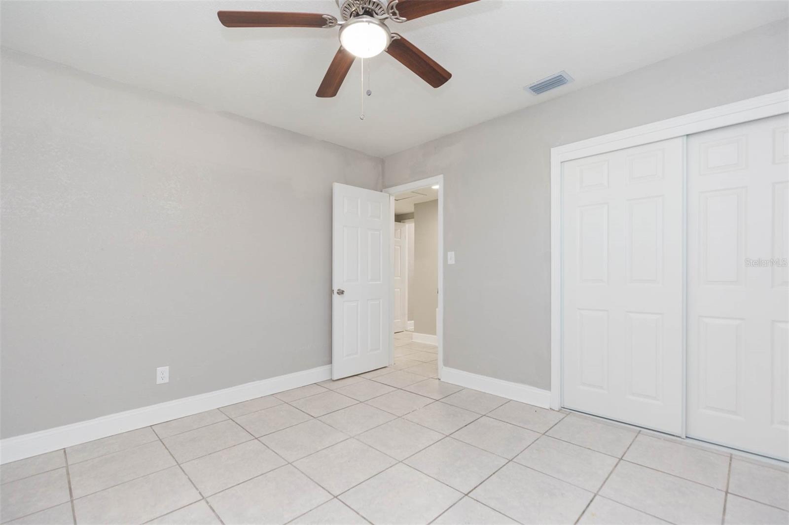 Listing photo id 11 for 5211 17th
