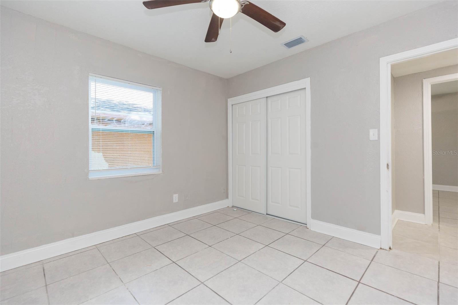 Listing photo id 16 for 5211 17th