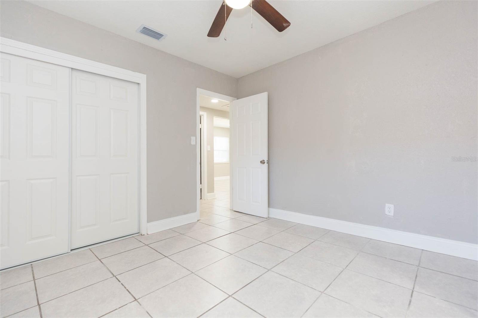 Listing photo id 18 for 5211 17th